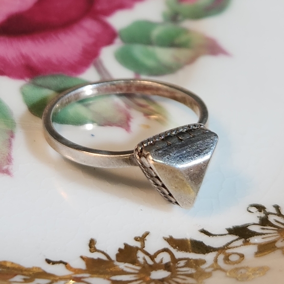 Esquisite, Triangle-Shaped Sterling Silver Ring Signed Anna Beck On The Back. - Picture 3 of 6